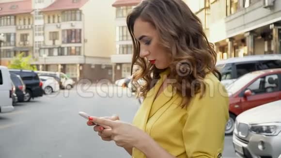 智能手机在女性手中全高清视频视频的预览图