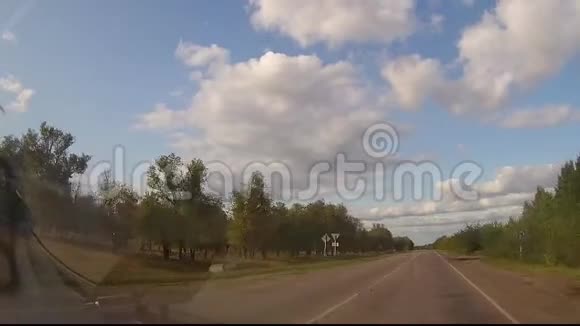 日落时沥青路与模糊汽车卡车运动在美丽的春日乡村里开沥青路视频的预览图