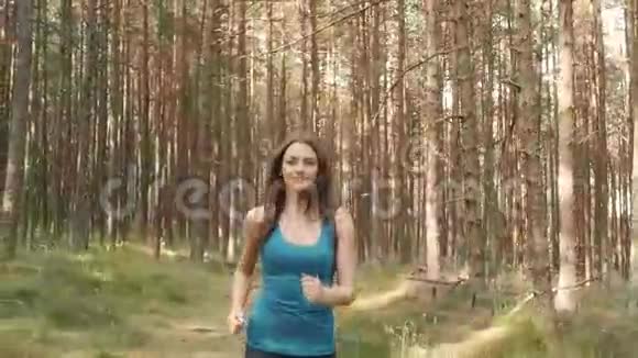 漂亮的女孩在跑步视频的预览图