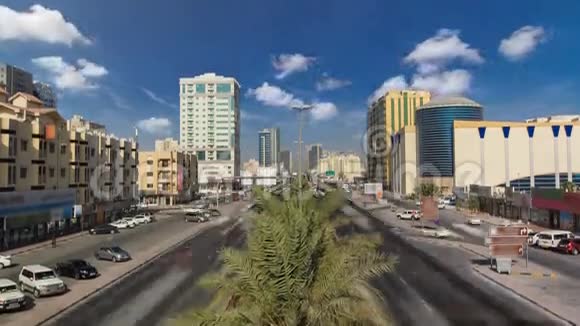 白天从桥上看到阿治曼的城市景观视频的预览图