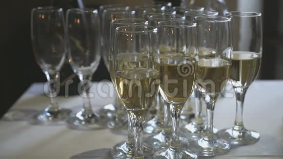 宴会桌上放着香槟的酒杯特写视频的预览图