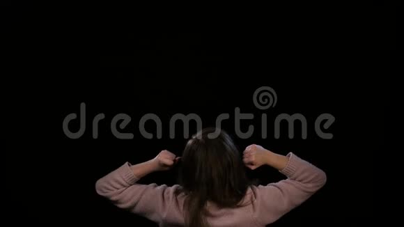 一位年轻的女士挽着手臂在空中欢跃视频的预览图