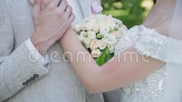 新婚夫妇在他们的婚礼上拥抱和享受彼此视频的预览图