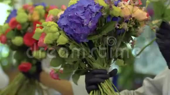 花商在花店里做漂亮的花束视频的预览图