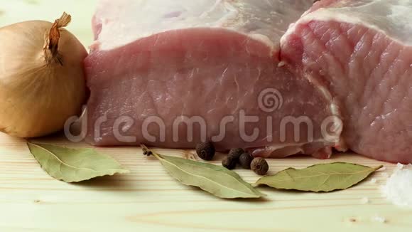 新鲜猪肉和烹饪原料视频的预览图