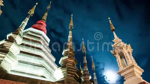 泰国清迈一座寺庙的夜间时间视频的预览图