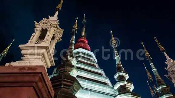 泰国清迈一座寺庙的夜间时间视频的预览图