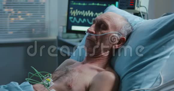 病人在医院睡觉视频的预览图
