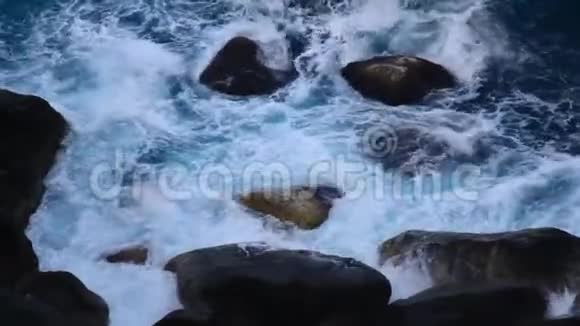 急流上的海浪视频的预览图