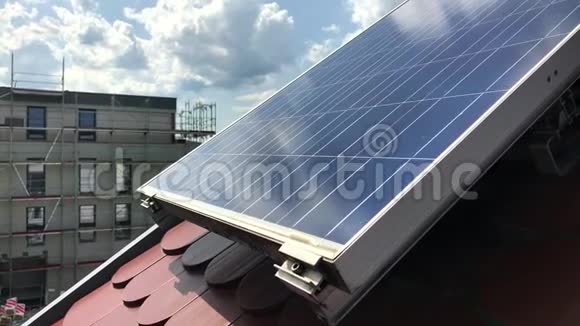 屋顶有太阳能电池板视频的预览图