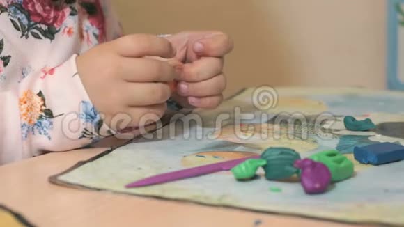 小女孩用塑料雕刻图形视频的预览图