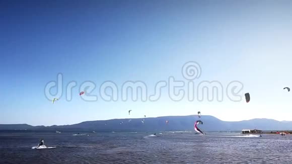 克罗地亚美丽的蓝色自然中的风筝视频的预览图