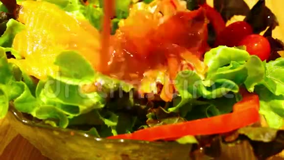 浇酱和吃三文鱼沙拉宏观视频的预览图