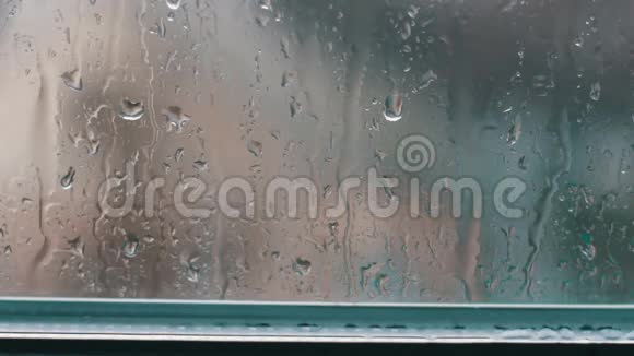 春天的下午雨点落在玻璃上视频的预览图