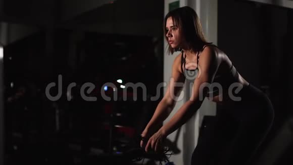女运动员在健身房用重绳锻炼身体视频的预览图
