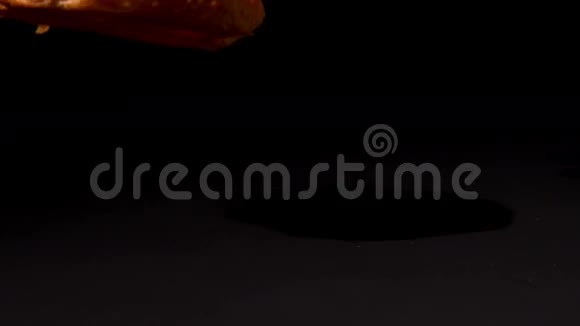 糕点小吃落在黑色背景上视频的预览图