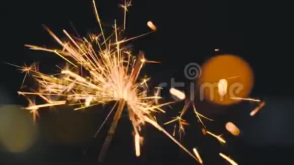 圣诞节的火花在黑色上燃烧视频的预览图