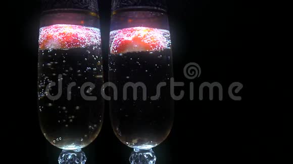 带草莓的香槟视频的预览图
