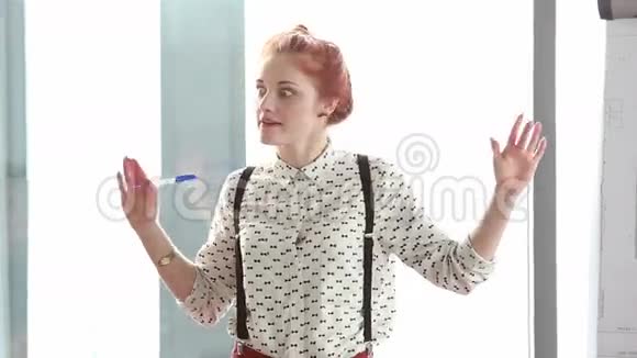 美丽的红头发女人做演讲视频的预览图