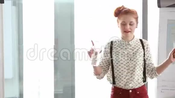 美丽的红头发女人做演讲视频的预览图