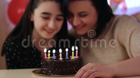 妈妈和女儿带生日蛋糕视频的预览图