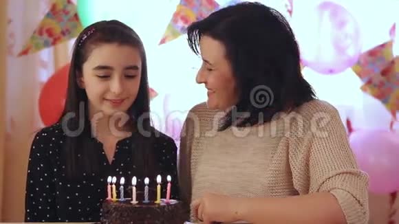 妈妈和女儿带生日蛋糕视频的预览图