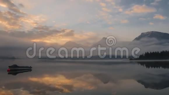 云和雾在湖面上移动视频的预览图