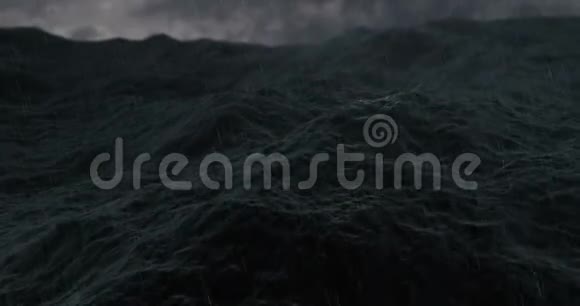 狂风暴雨的海洋波涛汹涌的海面或波涛汹涌的海水有雷雷多云视频的预览图