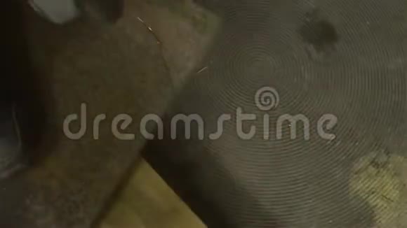 人用磨床锯金属工作环境视频的预览图