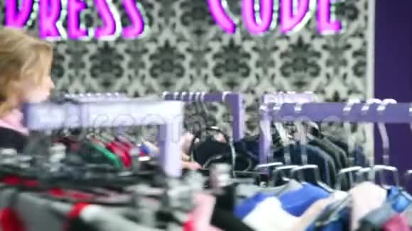 漂亮的女孩在时装店购物视频的预览图
