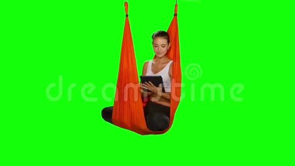 年轻女子做反重力瑜伽练习视频的预览图