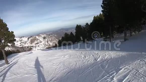 在比利牛斯山脉的天空中降落用一个动作摄像机拍摄视频的预览图