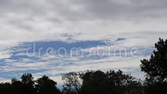 在天空中的时间流逝中拍摄的快速运动中的云视频的预览图