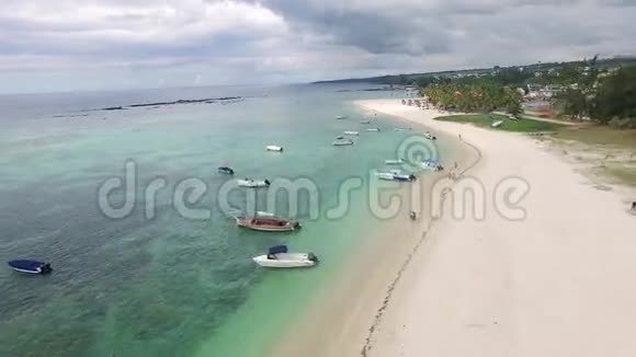 与毛里求斯当地和游客一起飞越海滩弗利肯弗拉克地区视频的预览图
