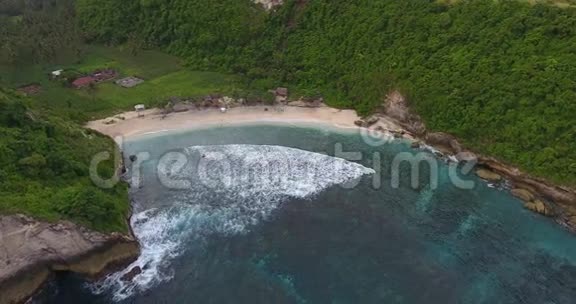 NusaPenida岛海岸空中射击视频的预览图