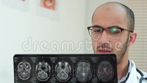 男性放射科医生检查脑计算机断层扫描视频的预览图