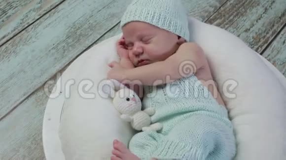 一个婴儿在睡觉视频的预览图