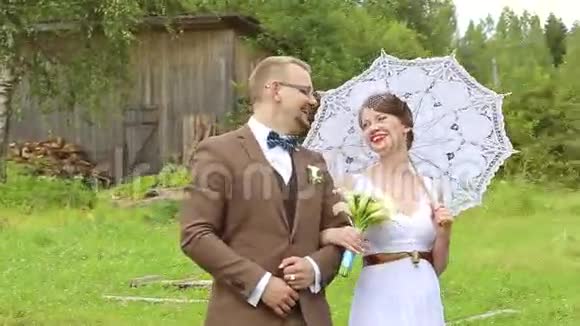 刚结婚的一对健走夫妇视频的预览图