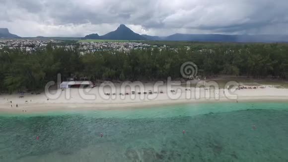 与毛里求斯当地和游客一起飞越海滩弗利肯弗拉克地区视频的预览图