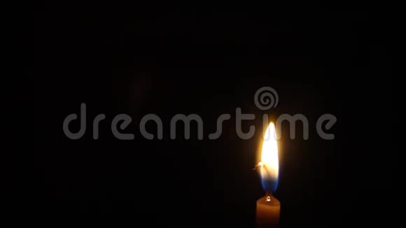 晚上特写一支蜡烛火焰视频的预览图