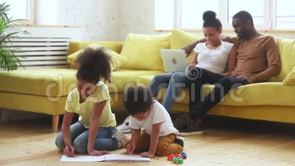 快乐的非裔美国人家庭休闲生活方式客厅视频的预览图
