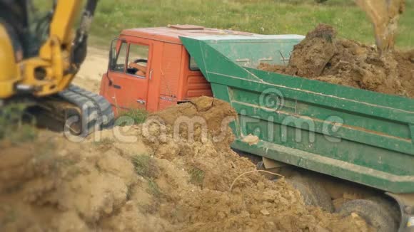 挖掘机装载一辆卡车视频的预览图