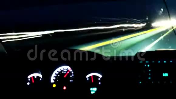 在夜路上开车的时间视频的预览图