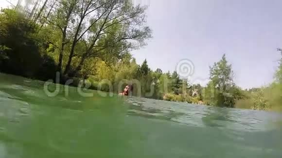人在河里水下游泳视频的预览图