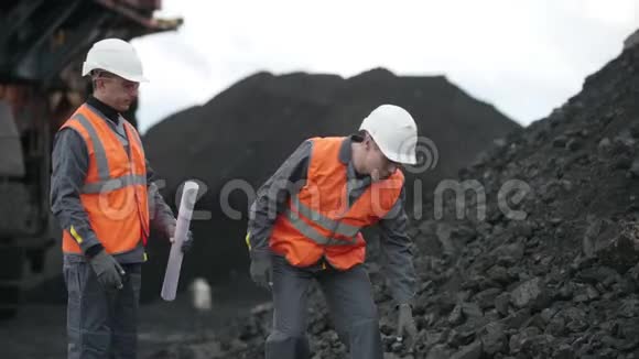 采煤露天矿工人视频的预览图