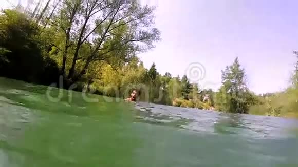 人在河里水下游泳视频的预览图