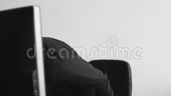 年轻的商人或穿着衬衫坐在电脑显示器旁的学生在办公室的一张桌子上工作视频的预览图