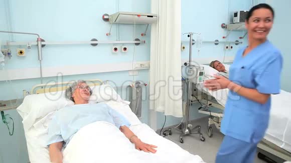 医生和护士与病人交谈视频的预览图