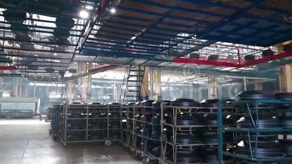 工厂里带轮胎的传送带视频的预览图