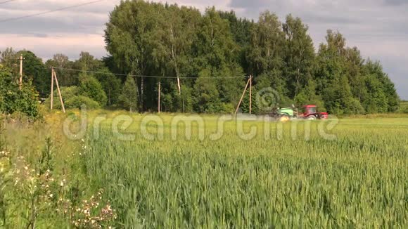 农用拖拉机喷农麦田季节性农村工程视频的预览图